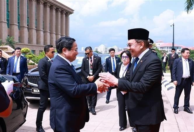 马来西亚总理易卜拉欣主持仪式，欢迎越南政府总理范明政正式访马。（图：越通社)