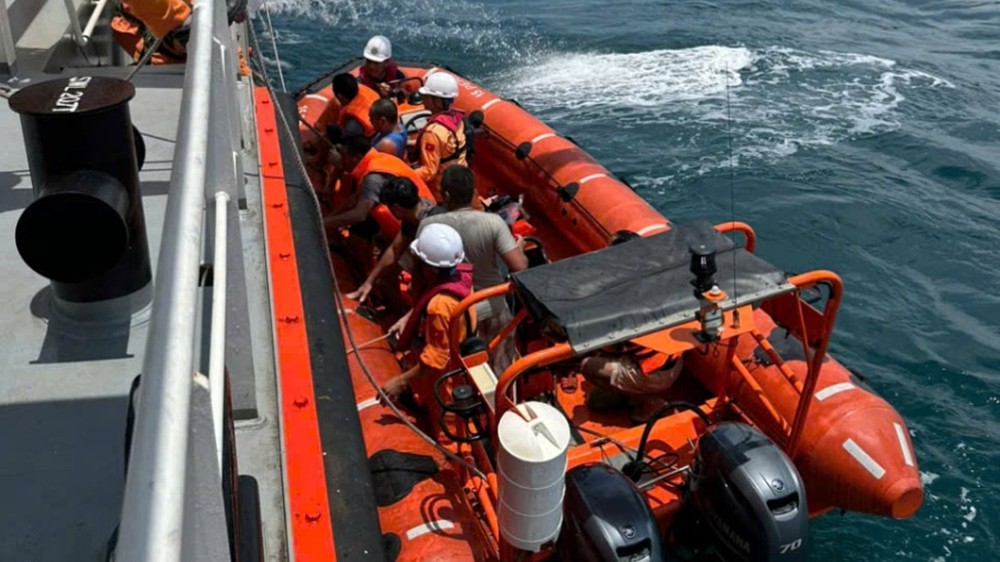 救援力量成功营救海上遇险的船员。