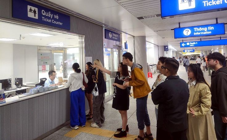 图为乘客排队购买单程地铁票。（图：越通社）