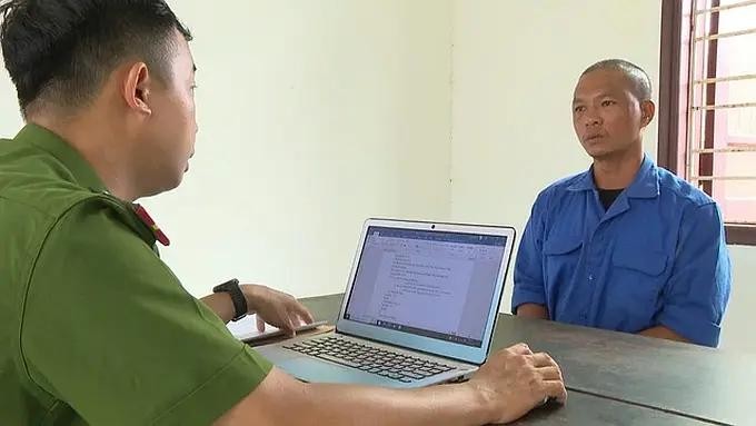 公安力量对胡文方心进行记录供述。（图：陈宏）