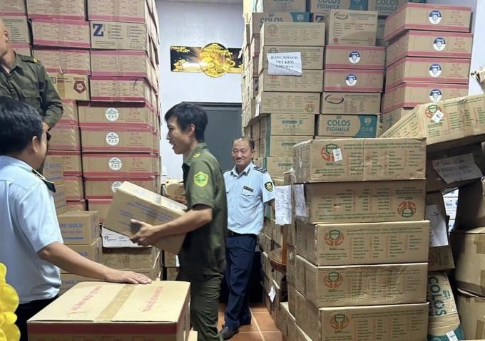 职能力量突击查获的大量来源不明奶粉。（图：DMS）