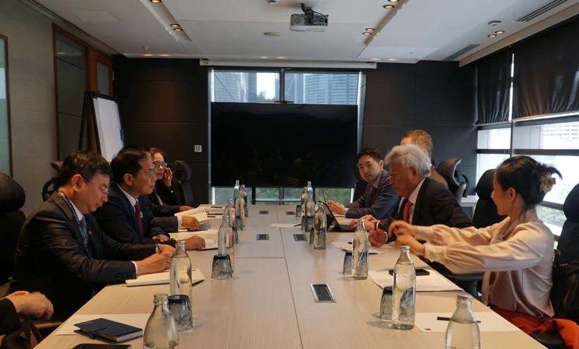 越南政府副总理兼外交部长裴青山会见了亚洲基础设施投资银行（简称“亚投行”）行长金立群。（图：越通社）