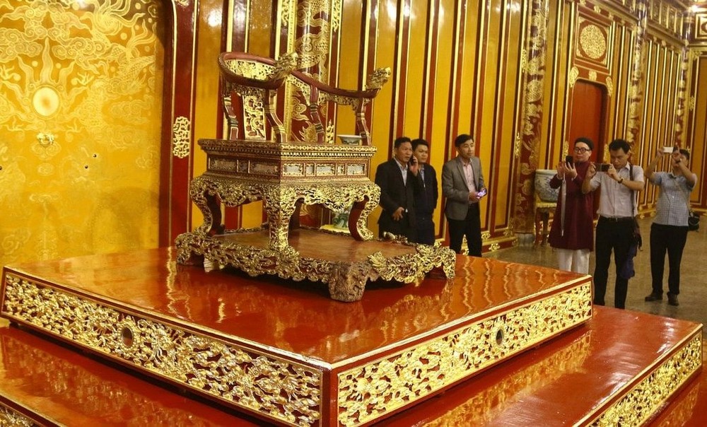 遭破坏前的国家宝物“阮朝宝座”。