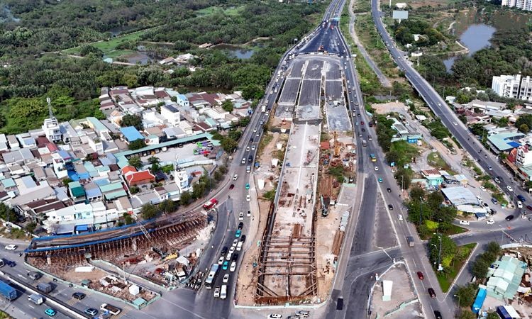 连接高速公路的安富交通枢纽一隅。