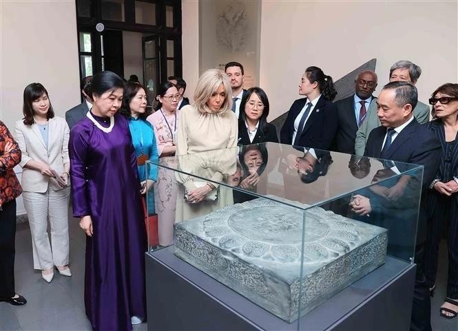 党中央总书记夫人与法国总统夫人参观越南美术博物馆。（图：越通社）