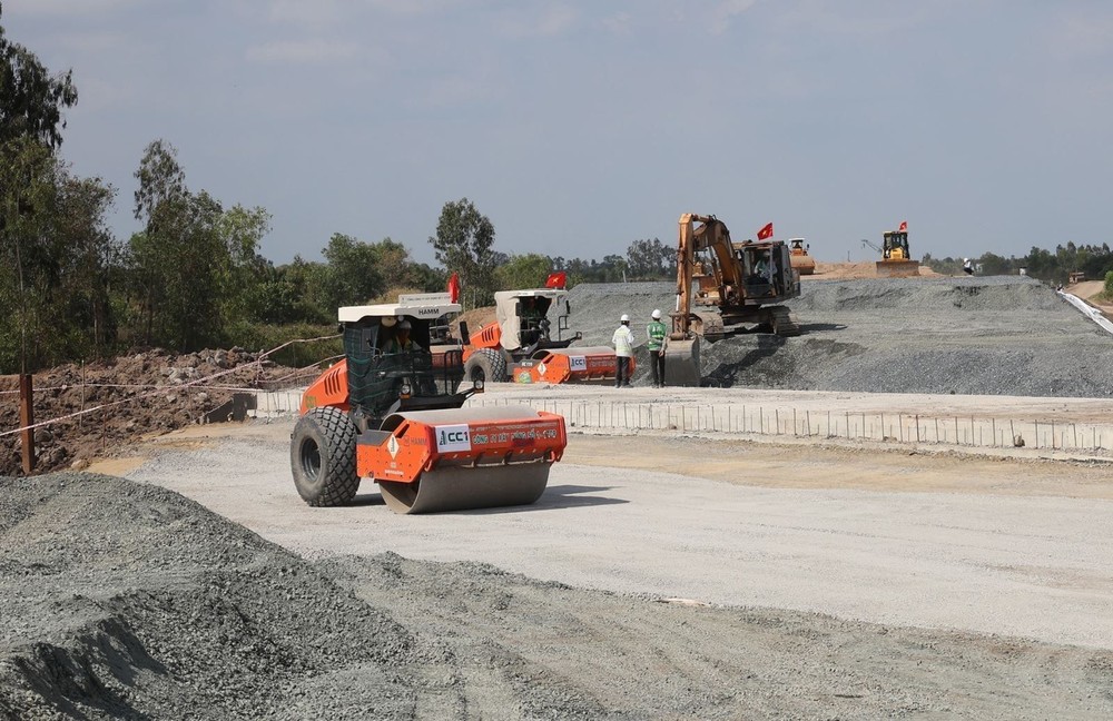 承包商正在进行碎石铺设工作。