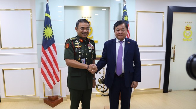 越南共产党中央委员、中央军委常务委员、国防部副部长黄春战上将与马来西亚陆军司令哈菲祖德艾·宾·詹坦大将。（图：越通社）
