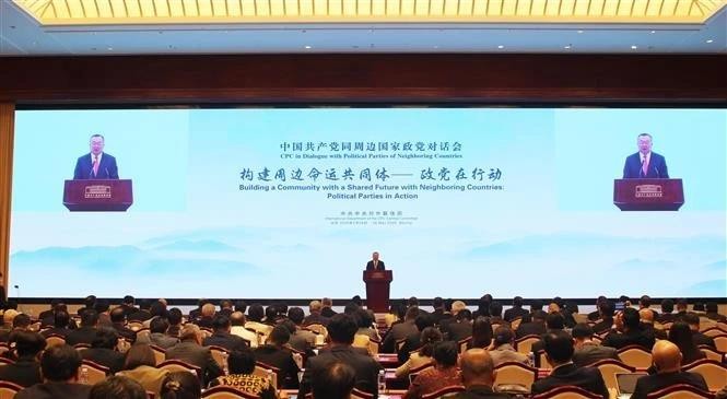 中共中央对外联络部部长刘建超在会上发表讲话。(图：越通社)