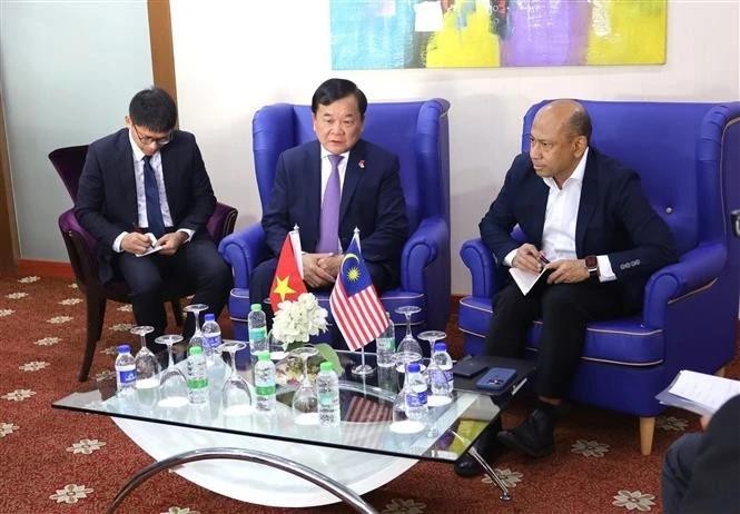 越共中央委员、中央军委常务委员、国防部副部长黄春战上将会见马来西亚国防部副秘书长莫哈末·雅尼·宾·道乌。（图：越通社）