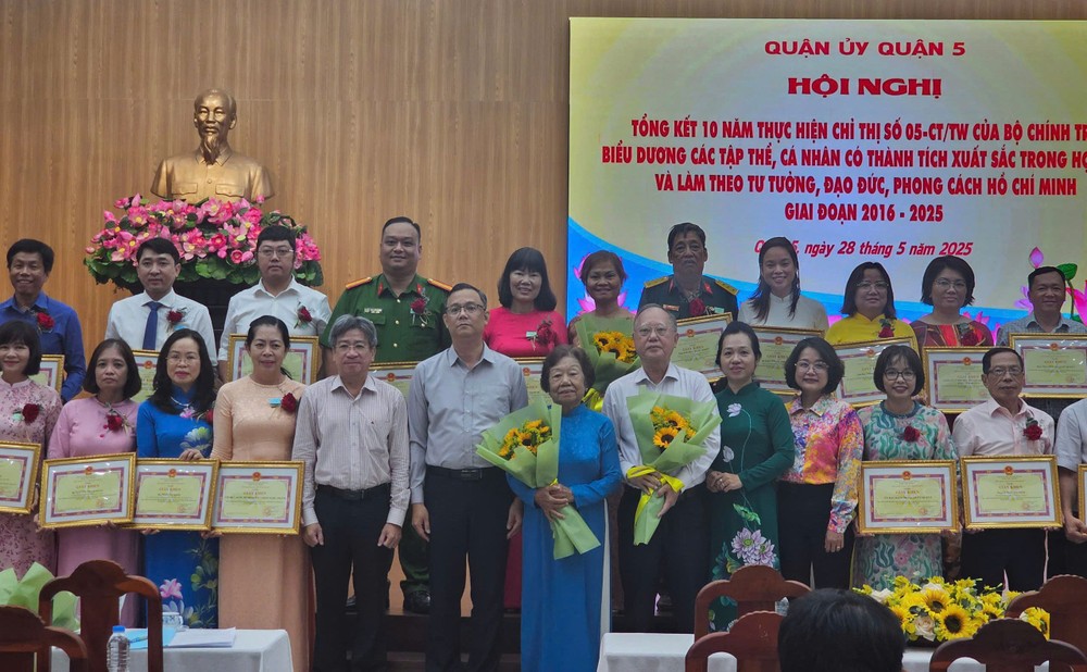 各华人傚法胡志明榜样获表彰