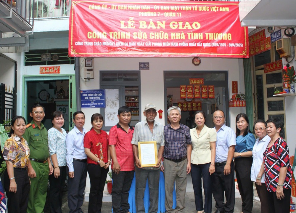 地方领导与本报编委黎曰孟雄向华人户移交修缮“温情屋”工程。