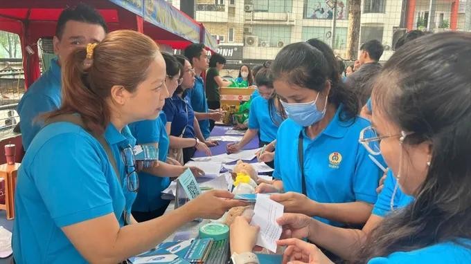 市社保机关与市劳动联团配合宣传新社会保险法。