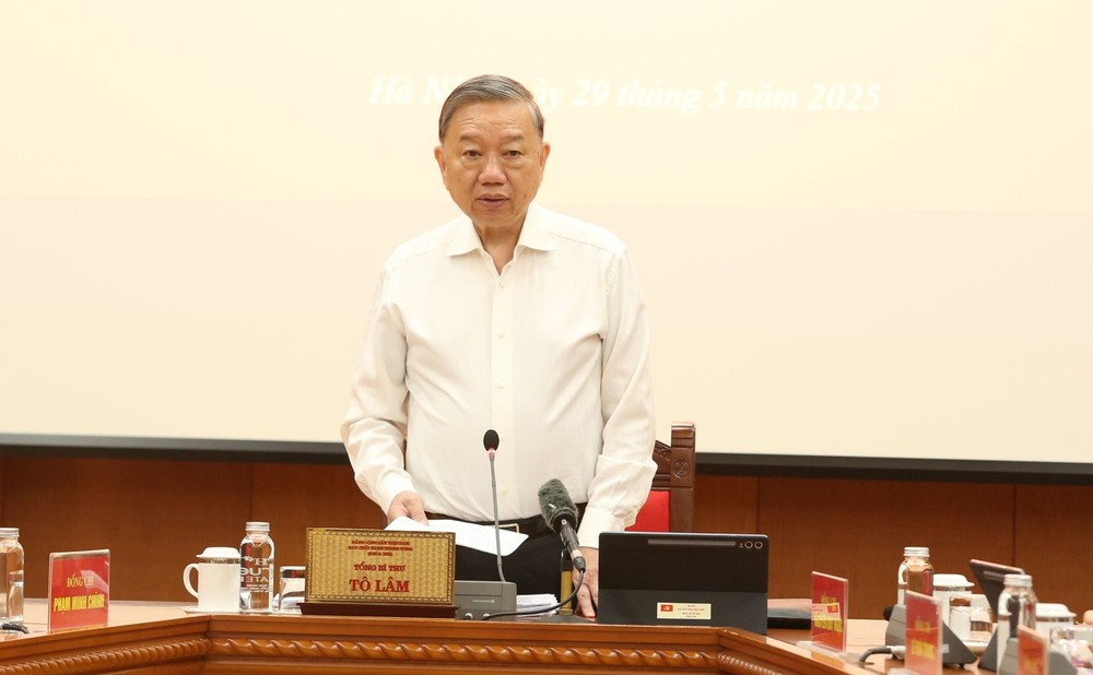 党中央总书记苏林主持会议。