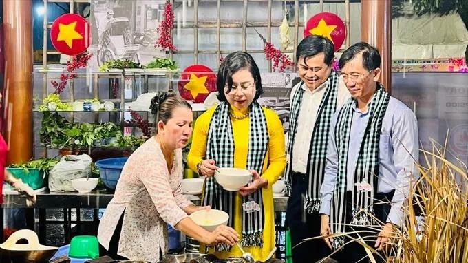 表们在“2025年南部风味”美食节了解各地美食。