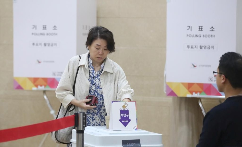 5月29日，选民在韩国首都首尔的一处投票站投票。（图：新华社）