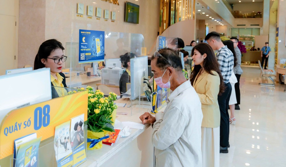 本市民众在银行交易。