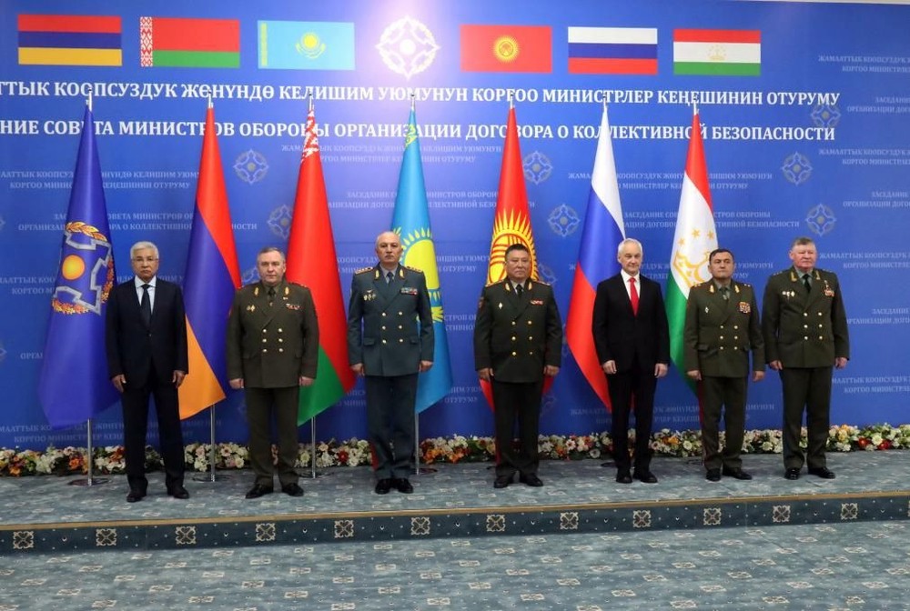 5月28日，集体安全条约组织国防部长理事会会议与会者在吉尔吉斯斯坦比什凯克合影。（图：新华社）