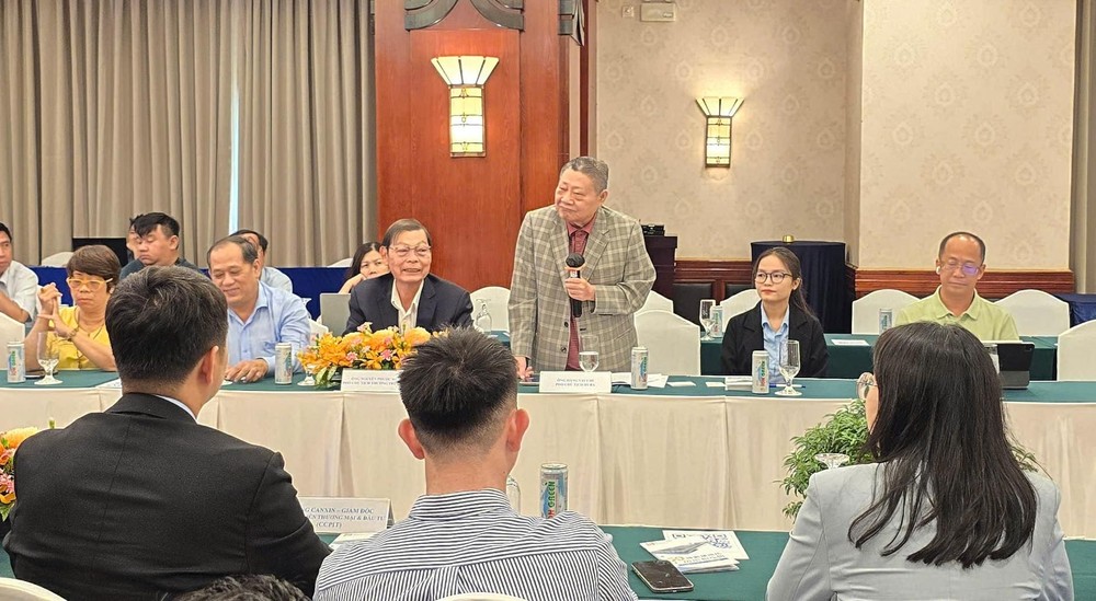  市商会副主席杭慰瑶主持会议。