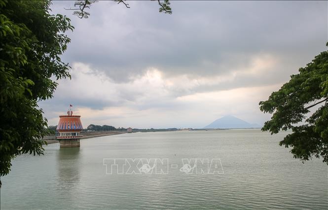 油汀湖为周边省市的农业提供灌溉，为工业生产供水及居民生活用水。