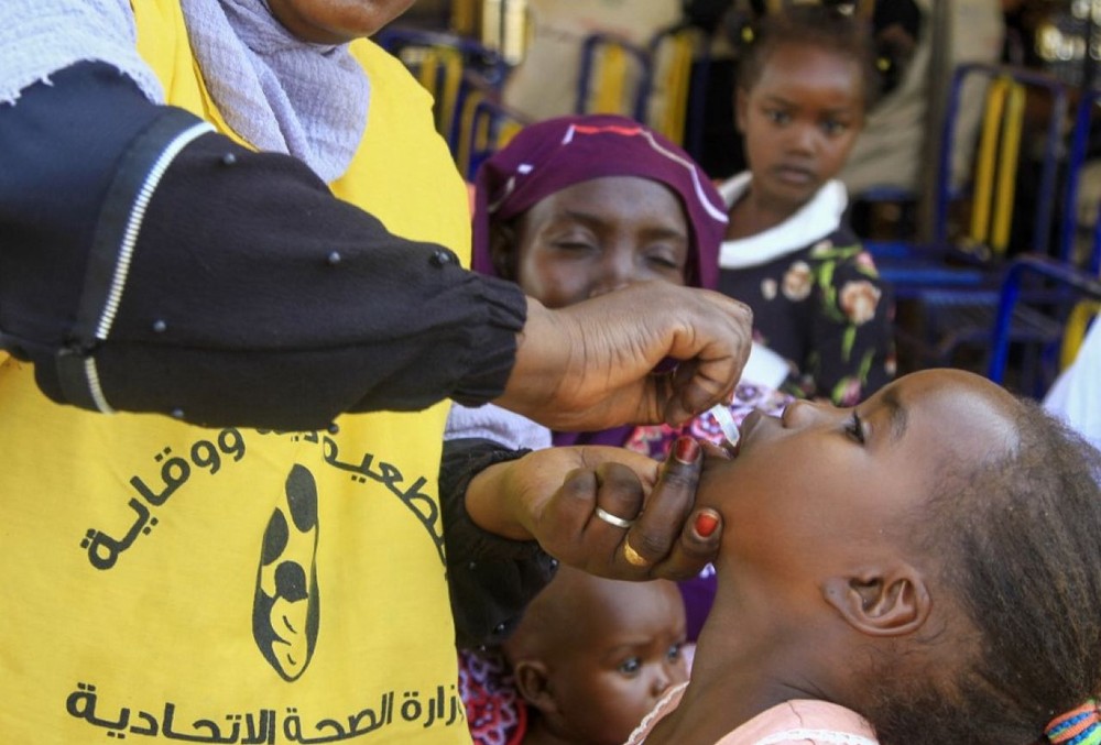 一名护士为小童接种口服霍乱疫苗。（图：AFP）
