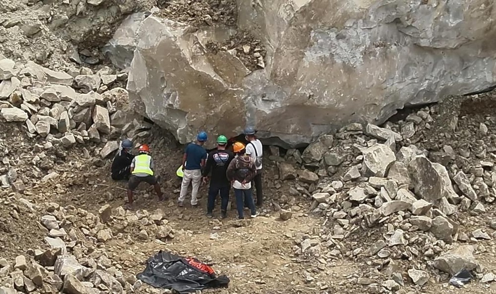 6月1日，在印度尼西亚井里汶，救援人员在事发采石场开展救援（无人机照片）。（图：新华社）