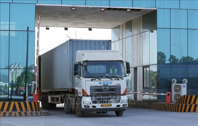 北仑二桥口岸进出口贸易活动繁忙。