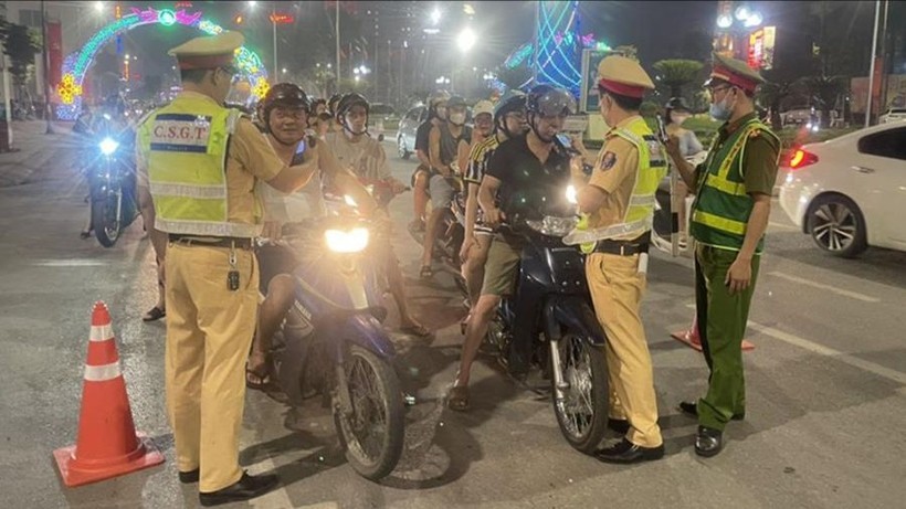 交警截停数辆摩托车随即要求骑士接受呼气式酒精测试。（示意图：互联网）