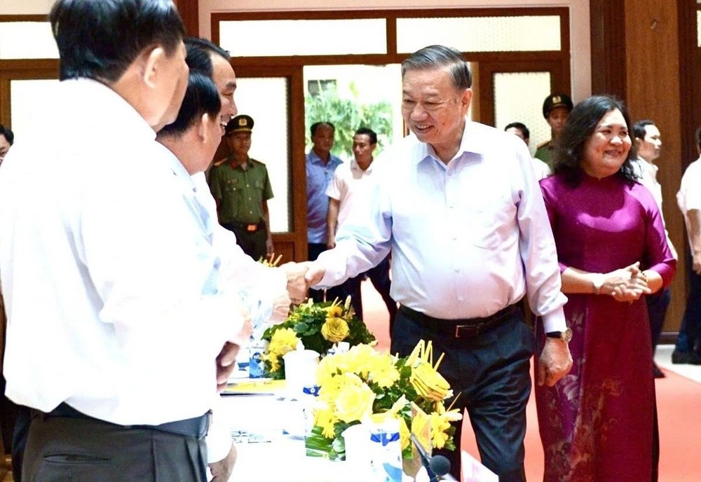 党中央总书记苏林与代表交谈。