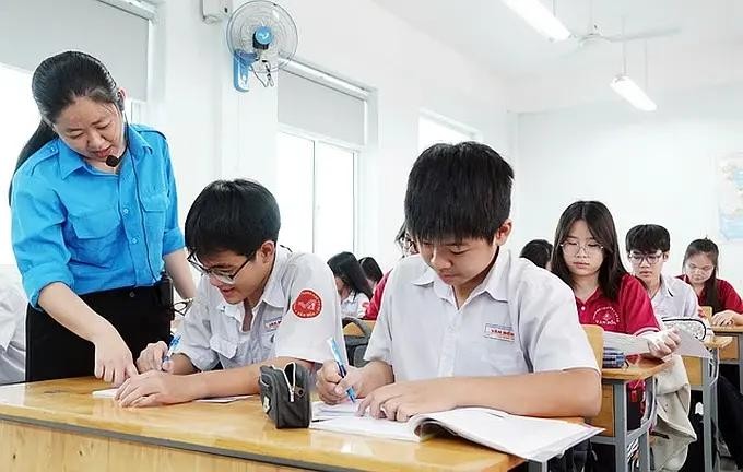 开考15分钟后，迟到考生不准进入考场参加当科考试。（示意图：陶玉石）