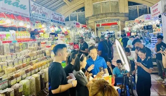 消费者在滨城市场购买物品。（图：互联网）