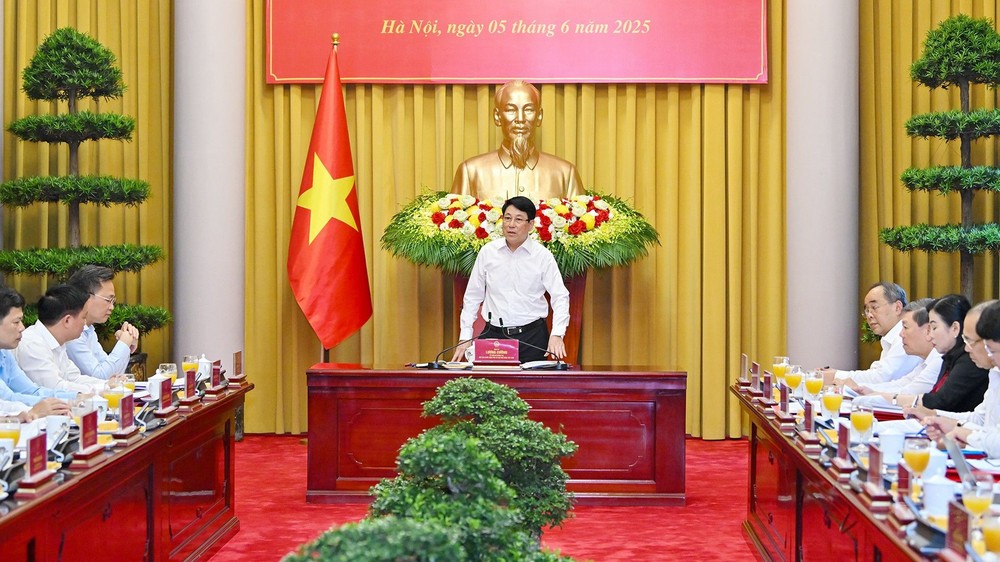 国家主席梁强（中）主持会议并发表讲话。