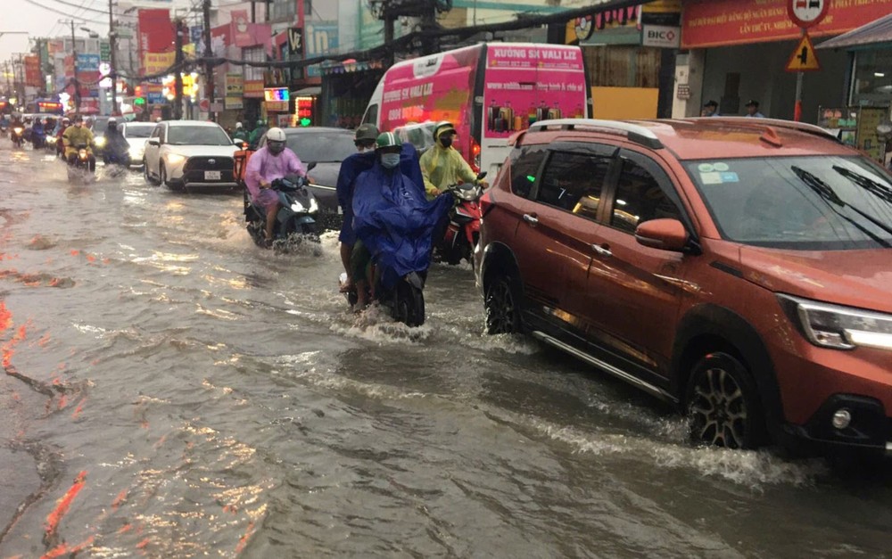 黎文越街雨后被水淹景象。