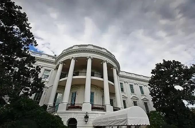 特朗普全面暂停12个国家的公民进入美国 