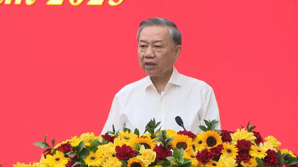 苏林总书记在会议上发表讲话。