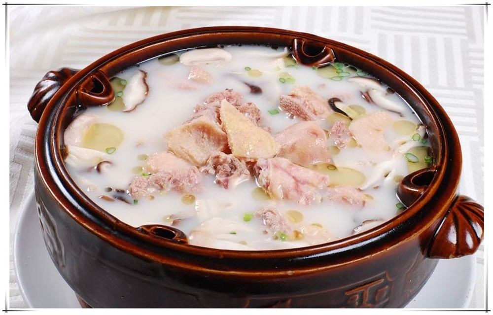 餐桌上的奶白浓汤