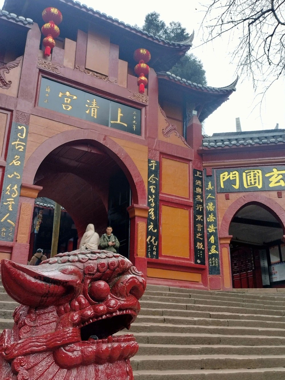 青城山上的上清宫。 都江堰上的“鱼嘴”分水堤。