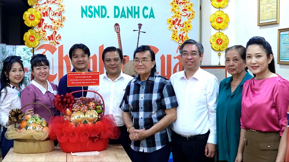 市委副书记阮福禄与代表团向人民艺人清俊赠送礼物。