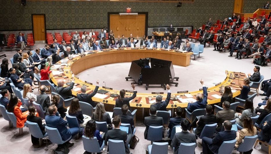 联合国安理会会议全景，安理会成员投票赞成呼吁在加沙立即实现永久停火的决议草案。（图：联合国）
