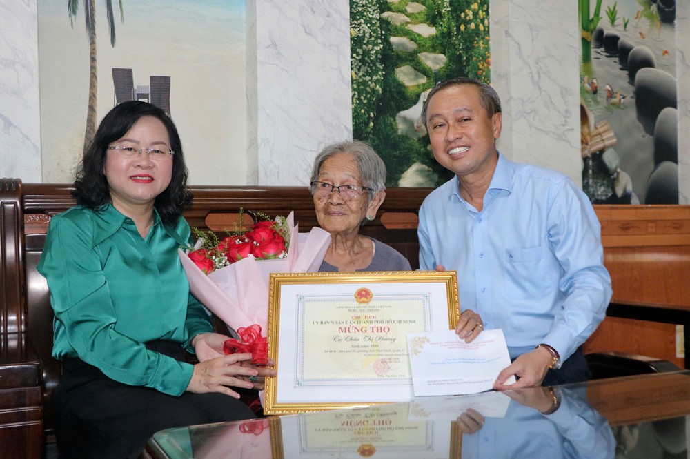 本市领导探望模范高龄人