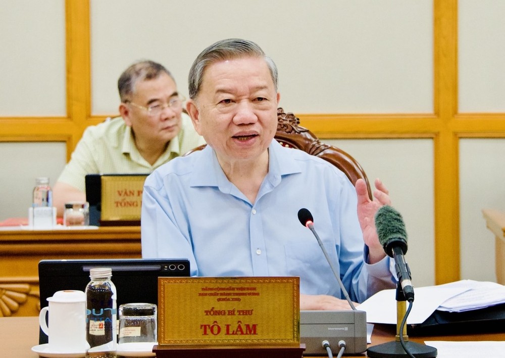 党中央总书记苏林主持会议。