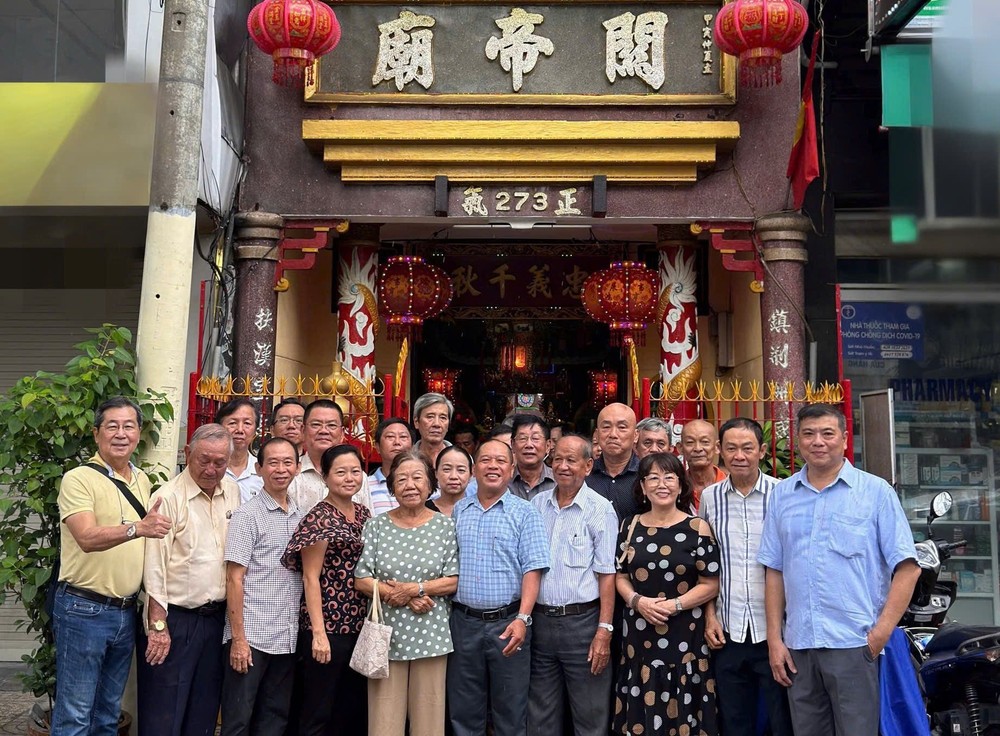 第三郡左闾关帝庙诸位理事会成员和嘉宾在庙前合影留念。