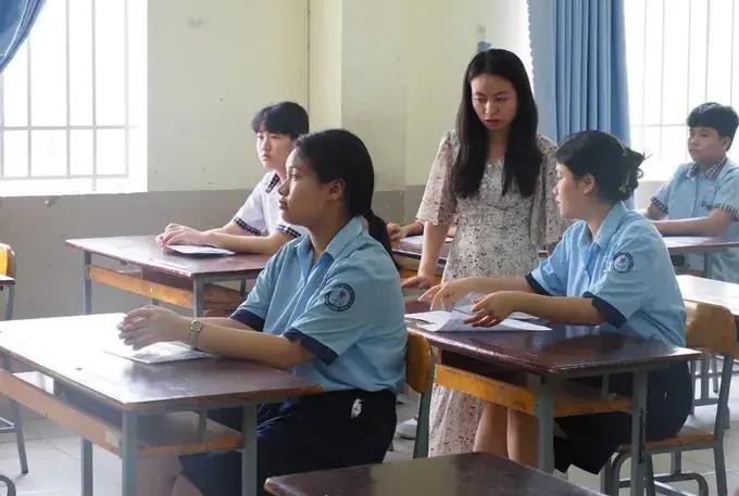 图为考生在平盛郡栋多中学考场参加 2025-2026 学年十年级公立学校入学考试。