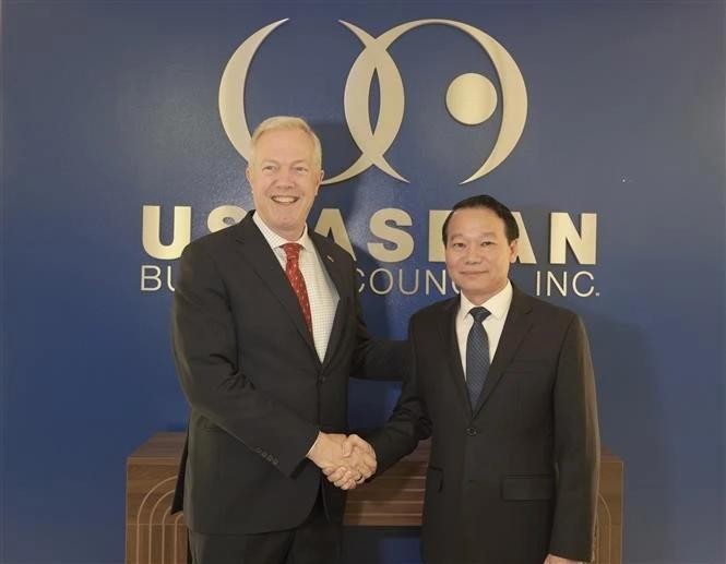 农业与环境部部长杜德维与美国—东盟商务理事会主席兼首席执行官特德·奥修斯。（图：越通社）