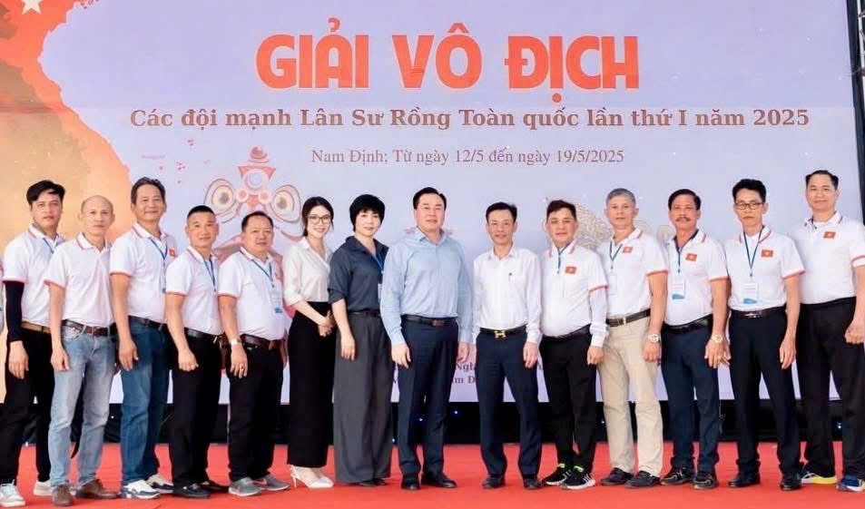 越南龙狮联合会领导与裁判员等于首届全国龙狮赛合影留念。