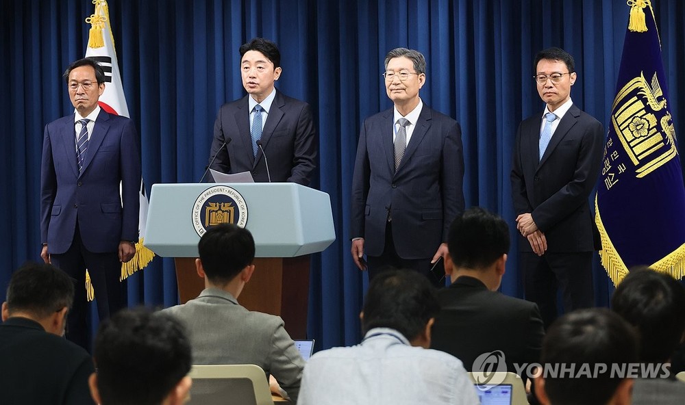 6月8日，在首尔龙山总统府，总统室秘书室室长姜勋植发布政务、公报、民政三首席秘书人选。左起依次为政务首秘禹相虎、姜勋植和民政首秘吴桄洙、公报沟通首秘李圭渊。（图：韩联社）