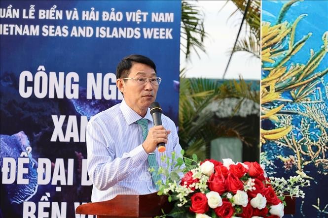庆和省人委会副主席丁文绍在仪式上致辞。（图：越通社）