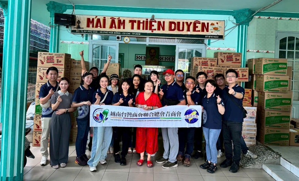 台商青年向孤儿送暖