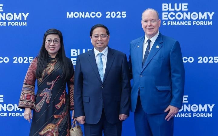 摩纳哥亲王阿尔贝二世和政府总理范明政及夫人合影。（图：越通社）