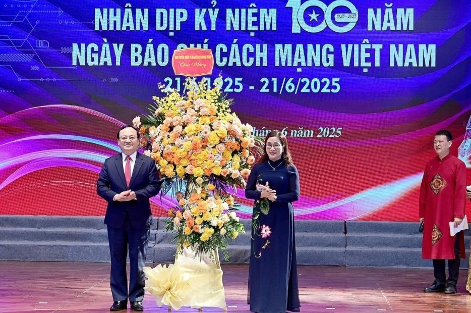 中央宣教与民运部副部长丁氏梅送花祝贺VOV。