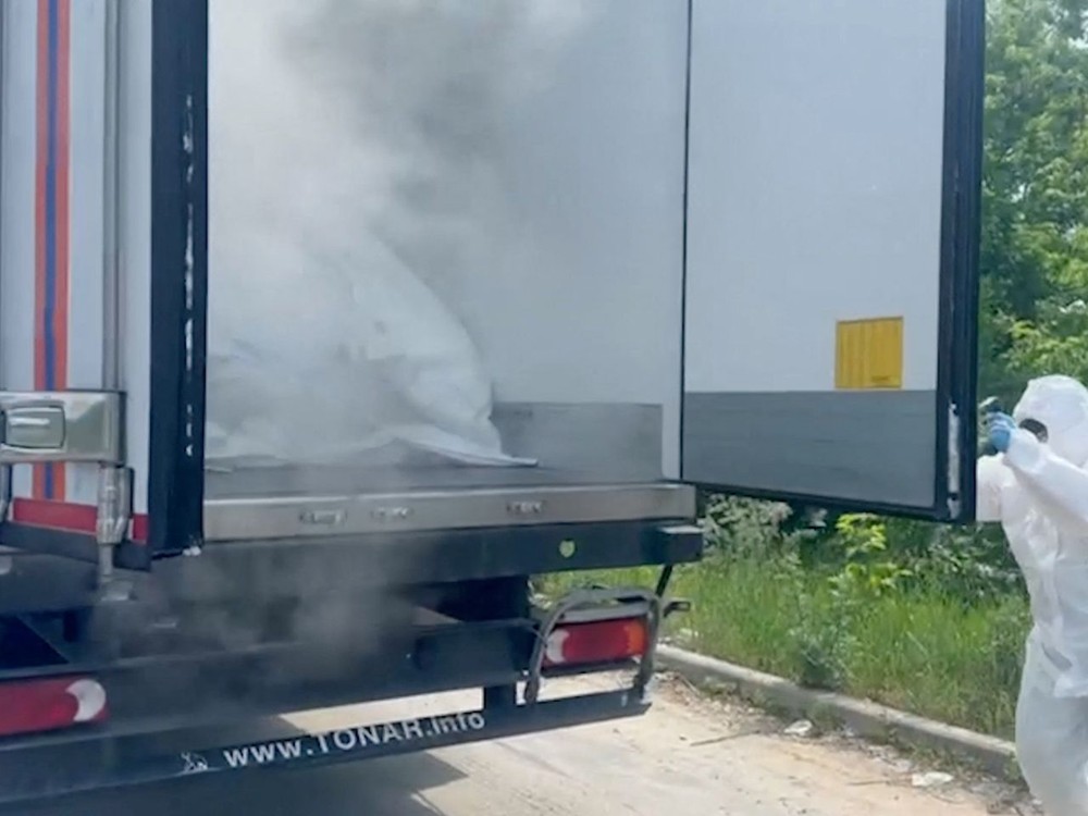 一辆载有乌克兰军人遗体的货车停在一处未知地点，俄方说，这些遗体将移交乌克兰。（图：路透社）